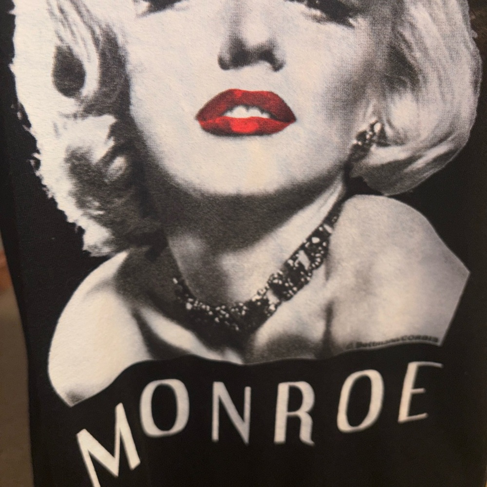 Marilyn Monroe collection
￼ size large
￼ cut off black tank top
￼ mint condition - Picture 6 of 13